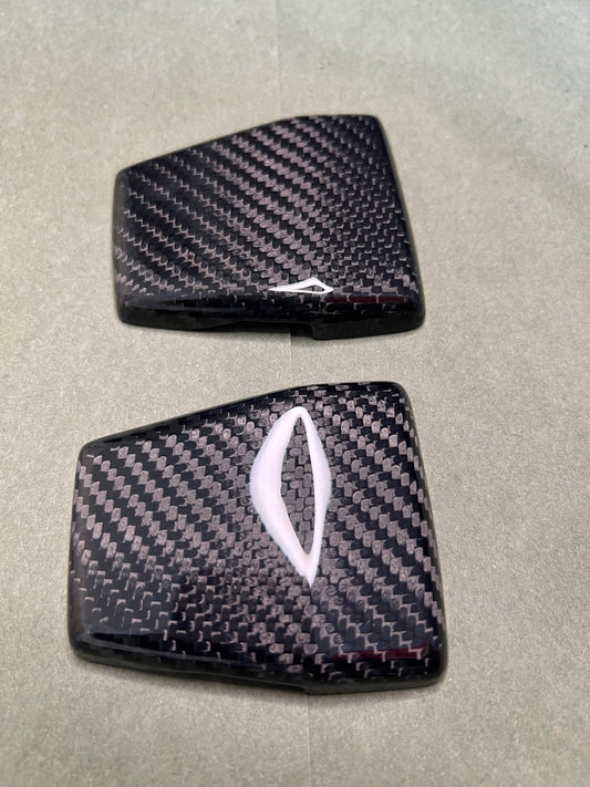 Cover for the windshield hinges of a Suzuki Samurai