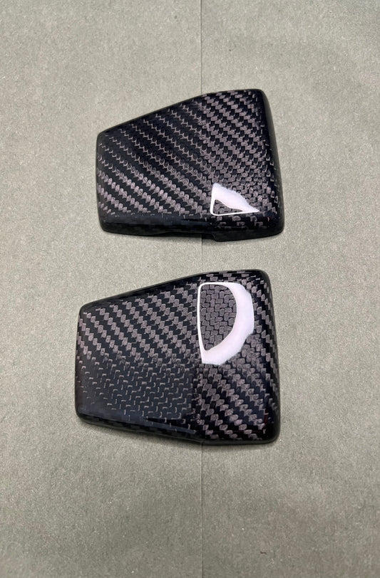 Cover for the windshield hinges of a Suzuki Samurai